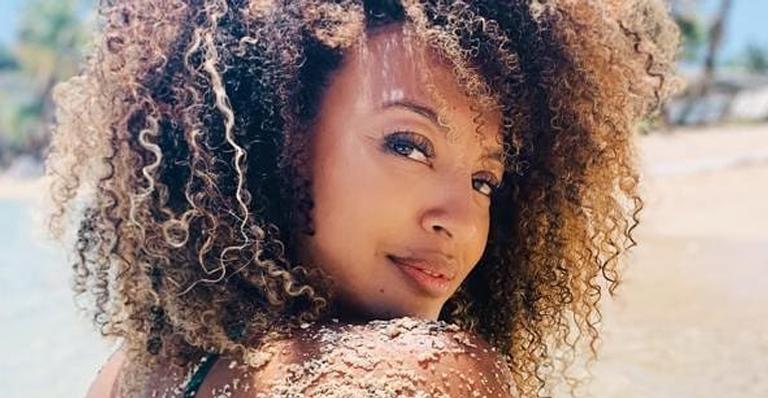Nas redes, Sheron Menezzes posa com irmão gato e se declara: ”Sinto saudades”