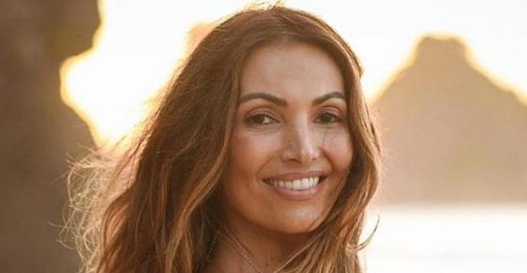 Patrícia Poeta exibe corpo magérrimo com vestido de crochê em momento deslumbrante
