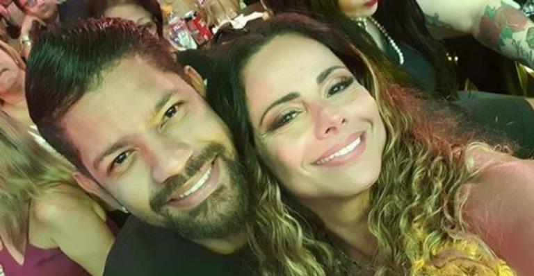 Viviane Araújo posta selfie coladinha no namorado gato e se derrete: ”Amor”