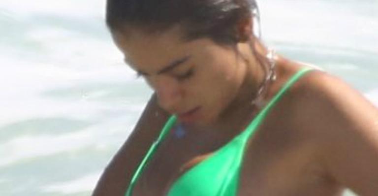 Anitta aparece em banho de mar e quase é traída por biquíni minúsculo nas ondas