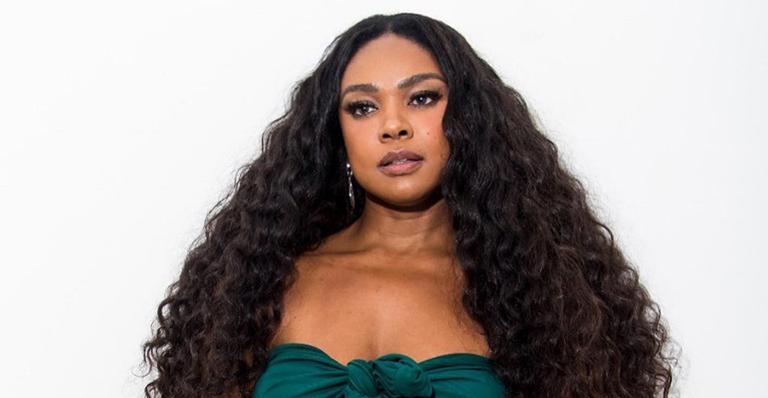 Cris Vianna exibe barriga sarada ao surgir de biquíni tomara que caia