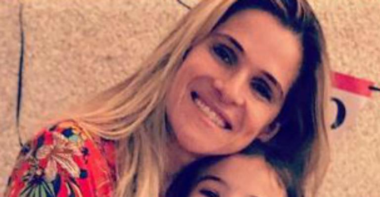 Em raro momento, Ingrid Guimarães posa sorridente com a filha durante passeio por Londres