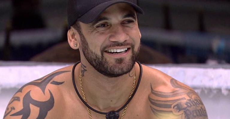 BBB20: Hadson conversa com Guilherme e solta: ”Dou uma encoxada na Mari”
