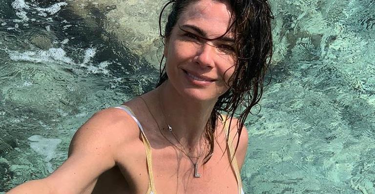 Aos 50 anos, Luciana Gimenez ostenta barriga de tanquinho e abala web: ”Sextou”