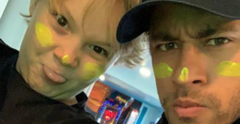 Neymar Jr. flagra o filho, Davi Lucca, desenhando em seu tênis de edição limitada e reage