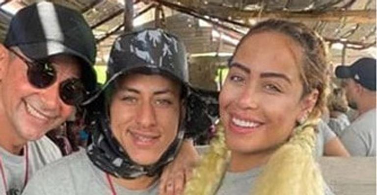 Rafaella Santos posa de corpo inteiro e fãs voltam a perceber barriguinha de gravidez