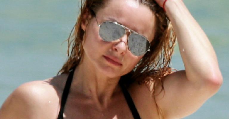Aos 48 anos, Rita Guedes exibe corpão sem retoques com microbiquíni