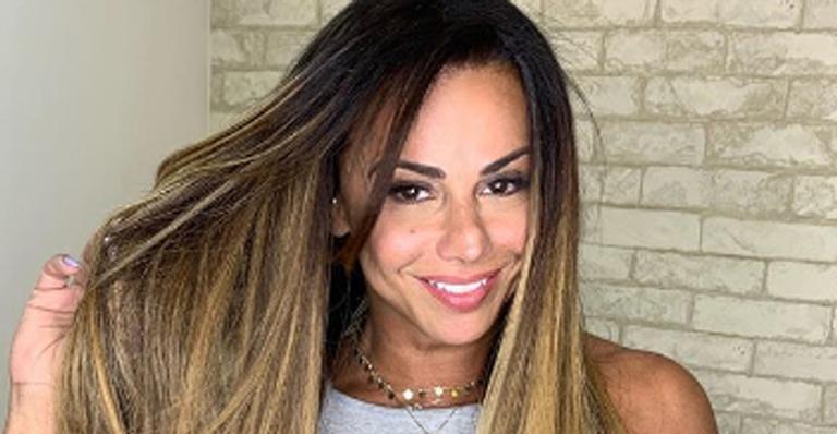 Viviane Araújo posa beijando a mãe na boca e se declara: ”Minha rainha”