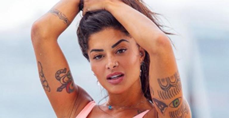 Aline Riscado usa maio cavadíssimo e deixa fãs perplexos: ”A perfeição existe”