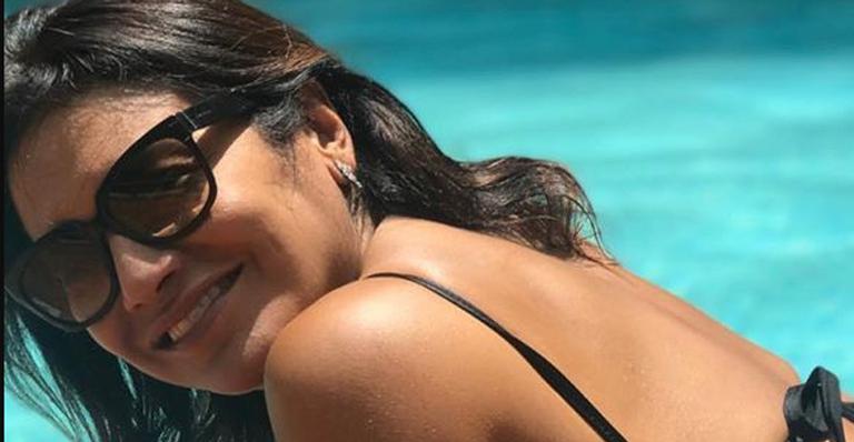 Dira Paes surge de maiô em momento com o filho e corpão rouba a cena