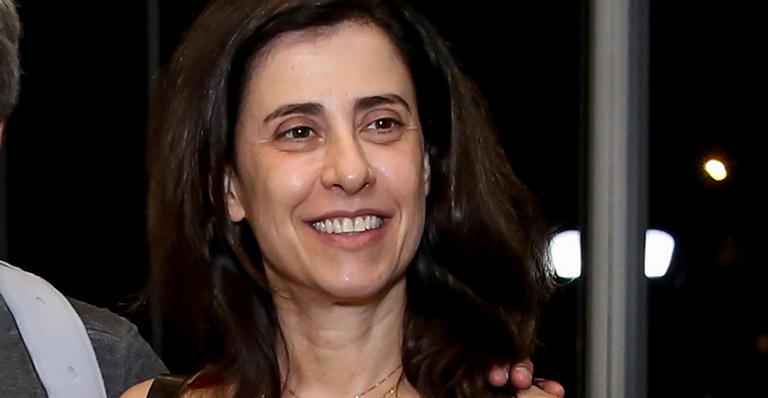 Fernanda Torres faz raríssima aparição ao lado do marido em momento a dois