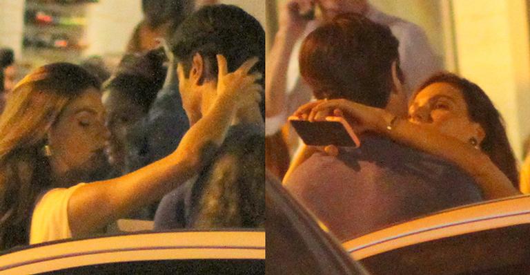 Isis Valverde troca carícias com o namorado durante momento a dois na madrugada carioca