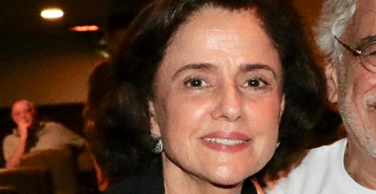 Discretíssima, Marieta Severo elege look sóbrio para evento ao lado do marido