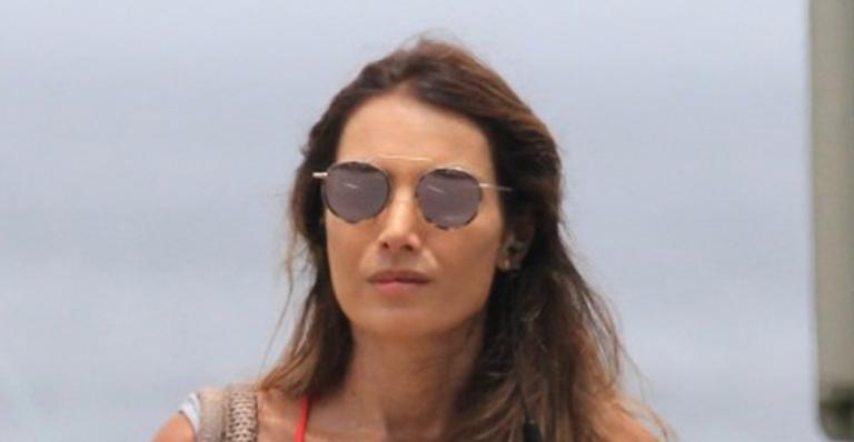 Patrícia Poeta aproveita o calorão e exibe corpo magérrimo em praia no Rio