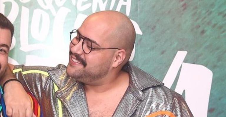Apaixonado, Tiago Abravanel dá beijão no marido em cima do palco de show