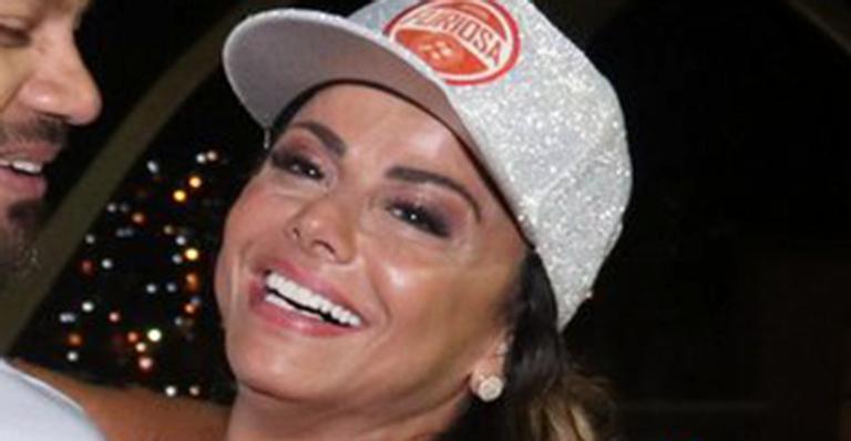 Viviane Araújo ganha beijo apaixonado e troca carícias com o namorado