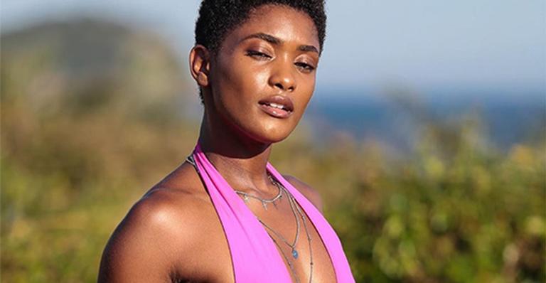 Erika Januza exibe corpo espetacular com maiô cavadíssimo: ”Só de vez em quando”
