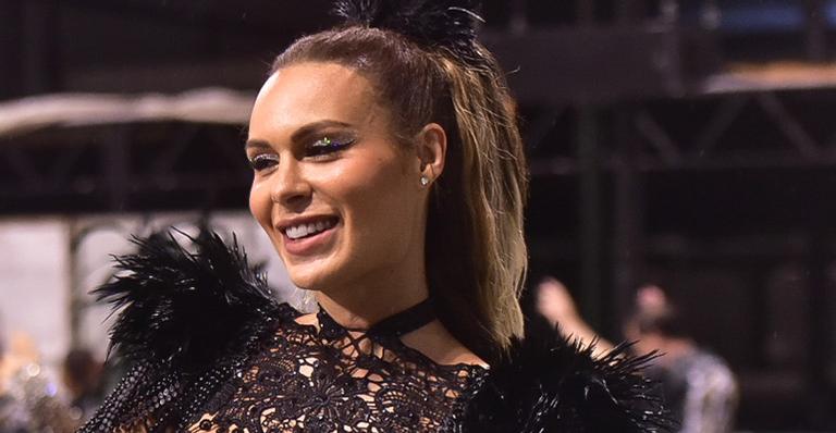 Fernanda Lacerda cai no samba com look ousado e cobre os seios com adesivo