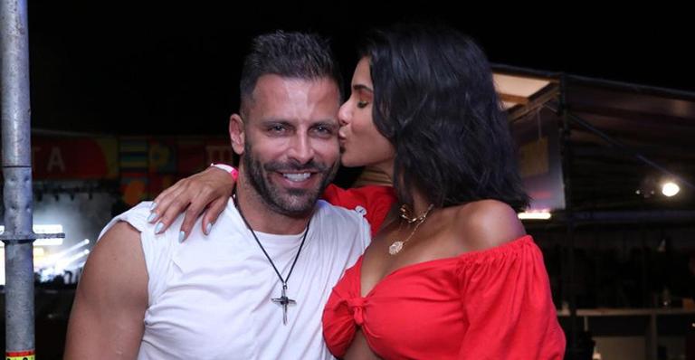 Henri Castelli é flagrado bem soltinho trocando beijos com a nova namorada