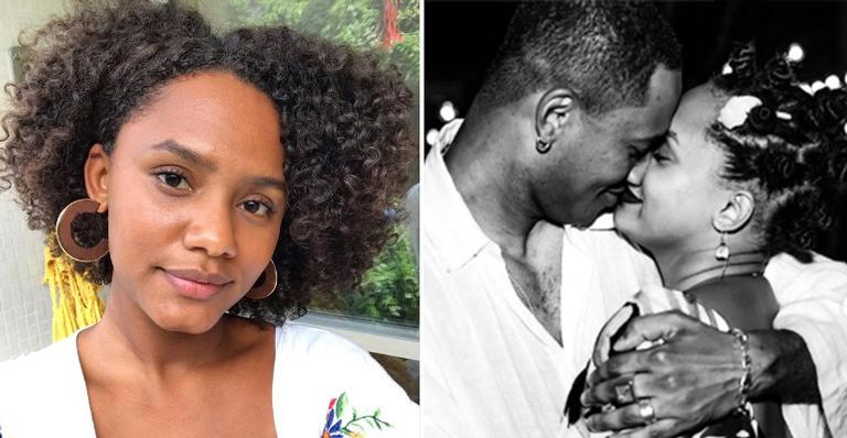 Jessica Ellen posa agarradinha com colega de elenco e se declara: ”Te amo tanto”