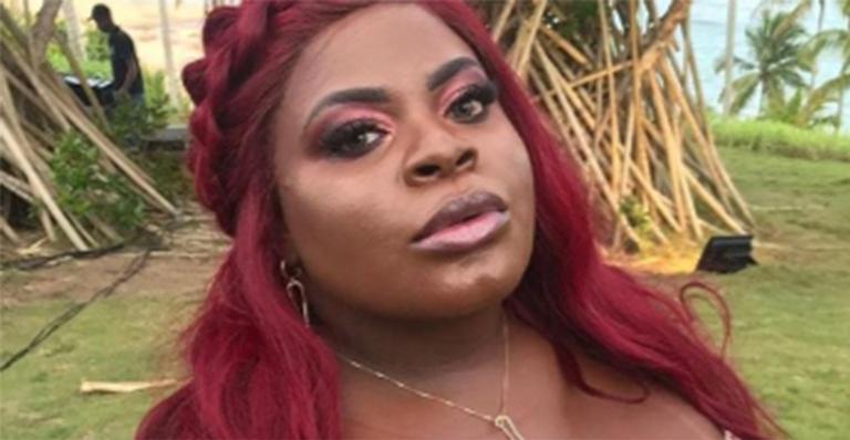 Jojo Todynho abusa da sensualidade e surge em casamento com look polêmico
