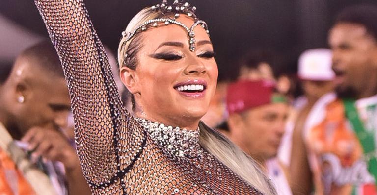 Juju Salimeni cai no samba com look transparente debaixo de um temporal