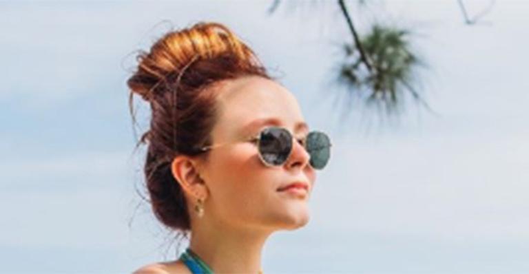 Larissa Manoela posa com maiô ousado e deixa a barriga de fora