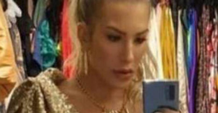 Lorena Improta comete gafe e deixa escapar objeto íntimo em foto em seu closet