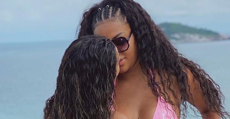 Ludmilla e Brunna Gonçalves namoram em piscina de hotel e protagonizam momento quente