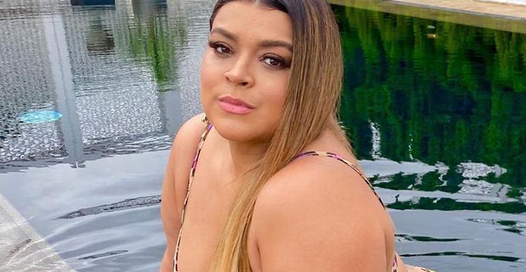 Preta Gil surge de biquíni e empina o bumbum em piscina de hotel de luxo