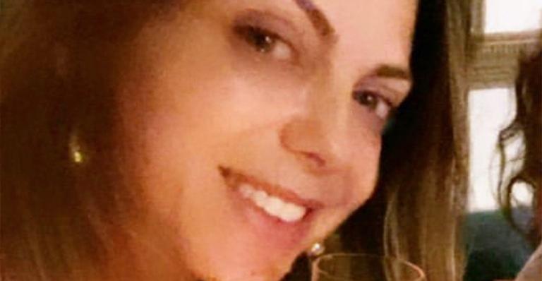 Sheila Mello tem jantar romântico com a filha: ”Nosso amor merece tudo”