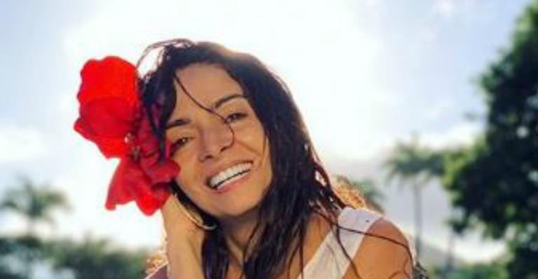 Aos 56 anos, Claudia Ohana deixa internautas boquiabertos em clique de biquíni na praia