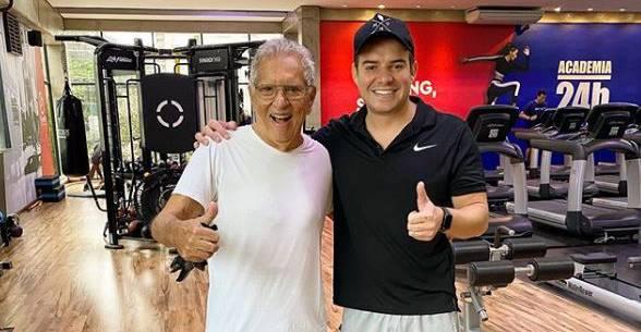 Belutti mostra treino ao lado de Carlos Alberto de Nóbrega: ”Uma alegria”
