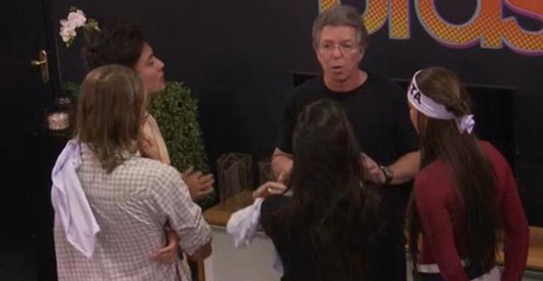 BBB20: Boninho entra na Casa de Vidro e dá orientações aos confinados: ”Sejam malandros”