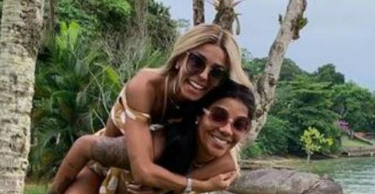 Em clique quentíssimo, Brunna Gonçalves celebra mais um mês de namoro com Ludmilla