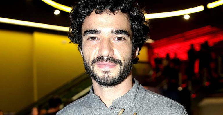 Caio Blat faz rara aparição com a namorada em Trancoso