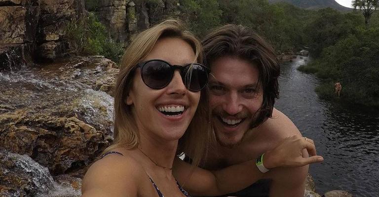 Caio Paduan posta foto de Cris Dias e se declara para a amada: ‘Meus dias seguem floridos’