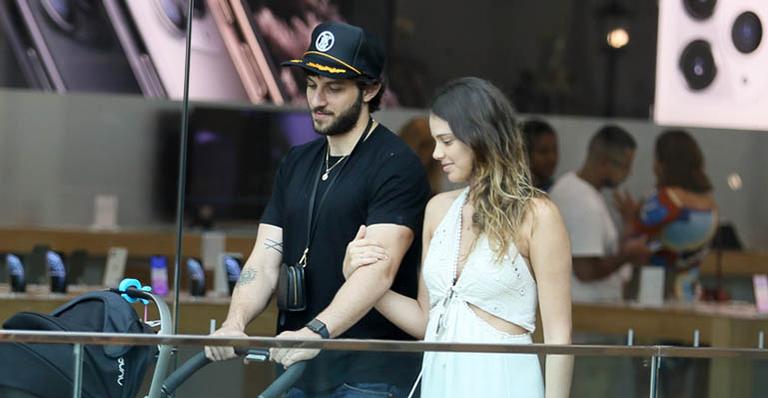 Chay Suede e Laura Neiva são flagrados com a filha em shopping