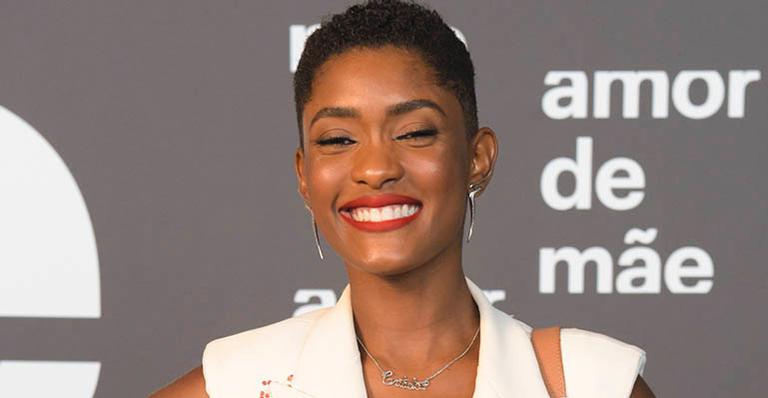 Erika Januza surge com mancha na pele e explica o motivo