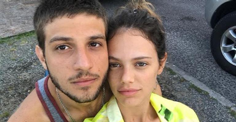 Laura Neiva relembra momento intimista com Chay Suede