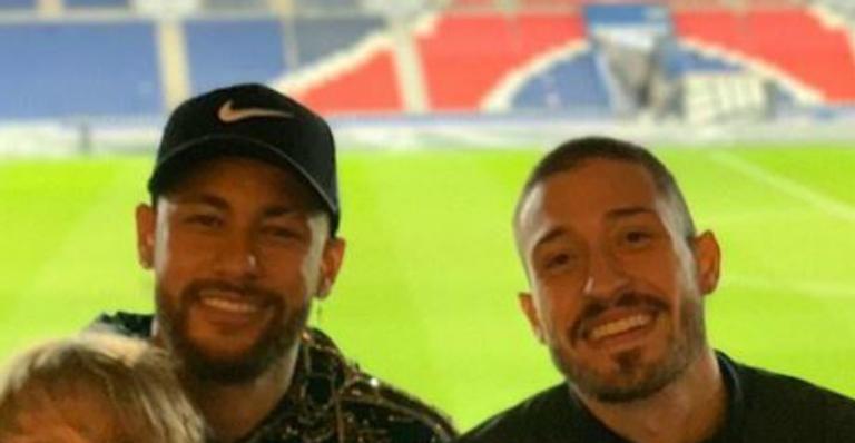 Neymar Jr. comove web em clique com marido da ex-namorada e o filho: ”Família”