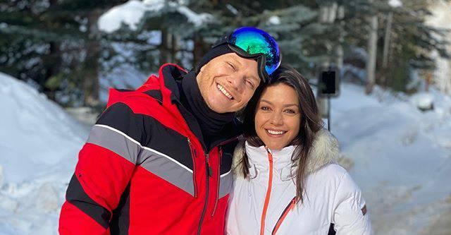Thais Fersoza e Michel Teló surgem dando um beijão durante viagem: ‘Uma semana bem linda pra nós!’
