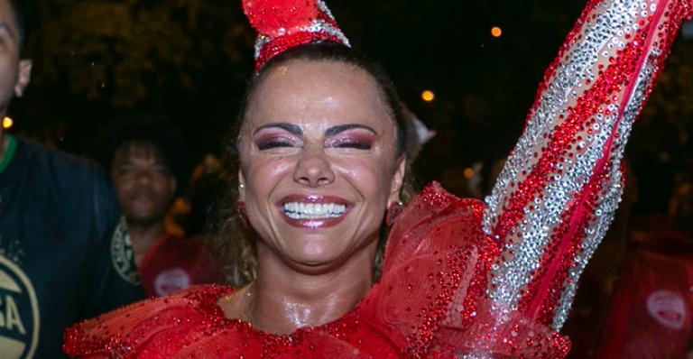 Viviane Araújo mostra o corpão em fantasia de palhaço durante ensaio de escola de samba
