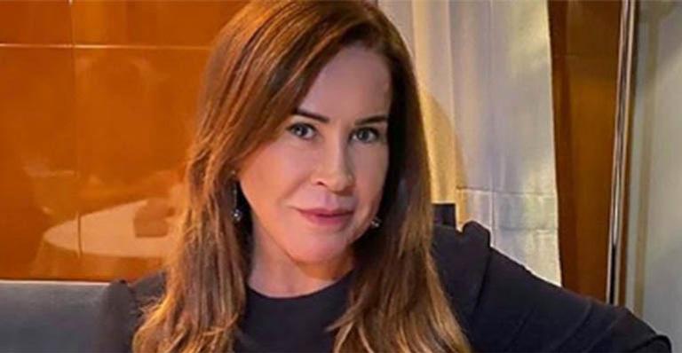 Zilu Camargo usa vestido decotado e deixa tatuagem à mostra