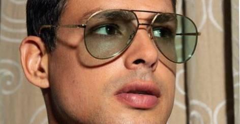 Cauã Reymond surge com visual novo e web reage: ”Que homem”