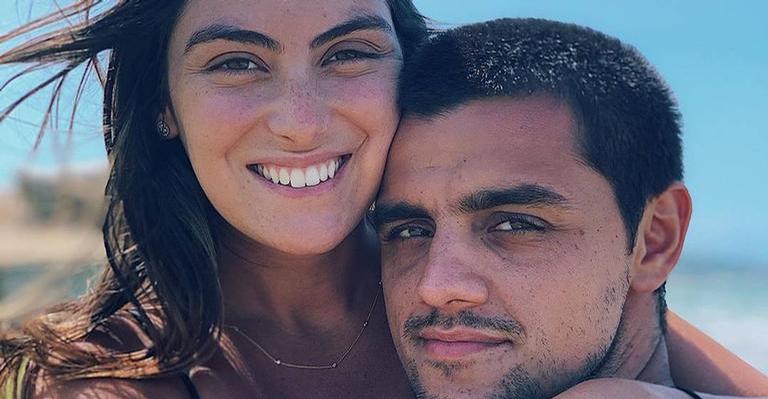Felipe Simas e Mariana Uhlmann surgem fazendo caretas ao lado dos filhos: ”Família linda”