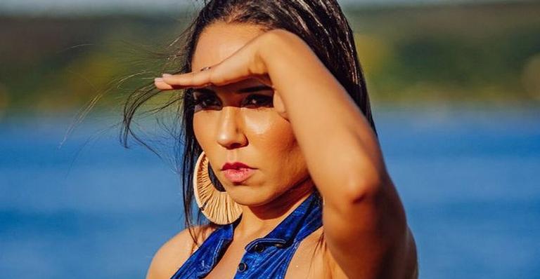 Grávida, Mulher Melão posa de biquíni mínimo e mostra barriguinha: ”De olho no futuro”