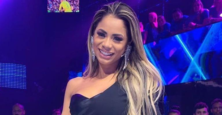 Lexa decide inovar e surge com objeto inusitado na cabeça para se proteger da chuva: “Encharcada”