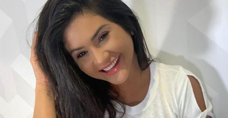 Mileide Mihaile deixa pouco pra imaginação ao usar look transparente