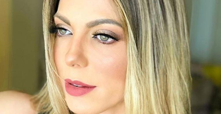 Sheila Mello posa de camisa aberta sem sutiã em foto ousada: ”Mulherão”